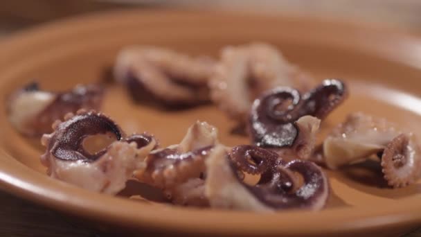 Морепродукты падают на тарелку — стоковое видео