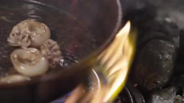 Friture de fruits de mer sur une poêle — Video