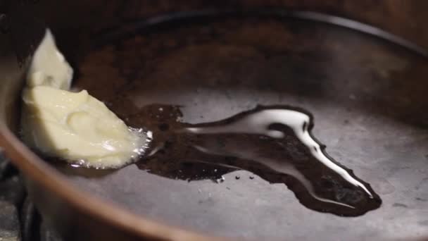 Γκρο πλαν, λάδι και βούτυρο σε ένα τηγάνι — Αρχείο Βίντεο
