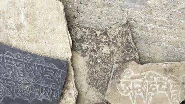 Nepal 'de bir Budist dua çarkının ve renkli dua bayraklarının sinematik 4K manzaralı çekimi. Tibet ruhani atmosferi, kutsal semboller, meditasyon, Himalayalar, ilahi ve huzurlu ruh hali..