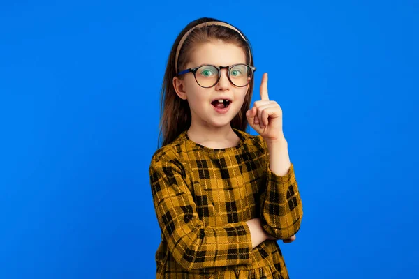 Inteligente bonito menina abertura boca e apontando para cima ao ter uma grande ideia — Fotografia de Stock