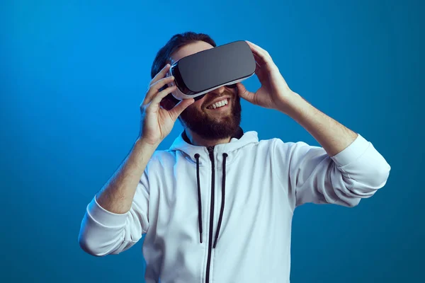 Young man using virtual reality headset. VR, future, gadgets, technology — Stock Photo, Image