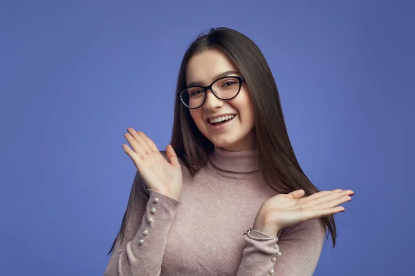 Chica con gafas mirando a la cámara y exclamando en la emoción —  Fotos de Stock