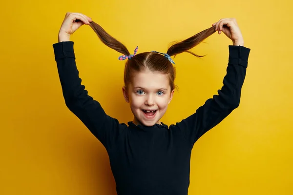 Jovem engraçado bonito menina criança brincando com seu cabelo, rabo de cavalo — Fotografia de Stock