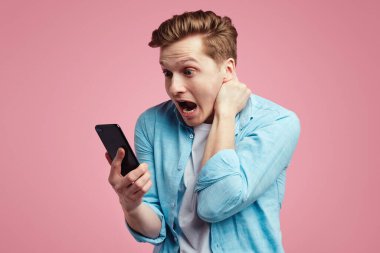 Şok olmuş çekici erkek model mesaj aldığına şaşırdı, kötü duygu.