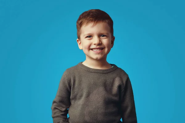 Sıradan gömlekli komik, mutlu, sevimli çocuk. Çok heyecanlı, gülümsüyor. 