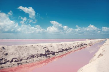 Rio Lagartos, Meksika yakınındaki Tuz üretimi için kırmızı su çarpıcı manzara