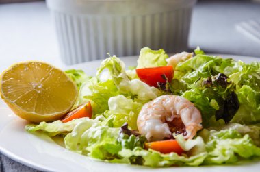 Marul, domates, beyaz renk üzerine karides salatası