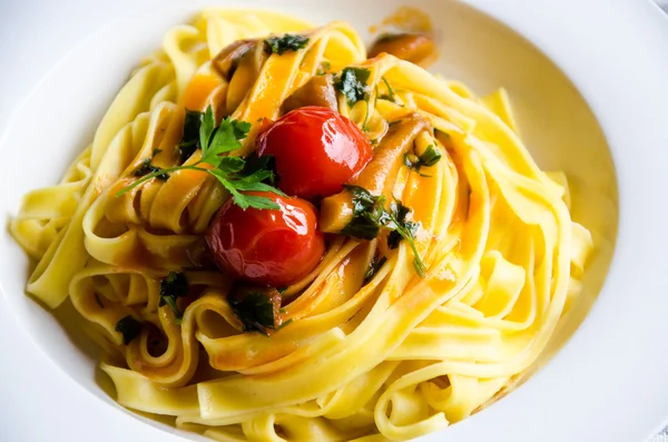 Taze domates, maydanoz ve yağ ile makarna