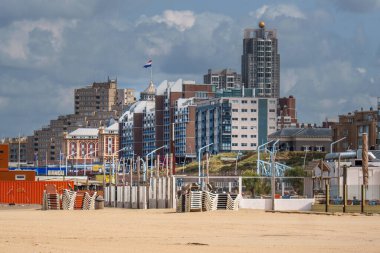 Scheveningen Sahili Skyline Hollanda Mimarlık Yazı. Hollanda 'nın Lahey Scheveningen semtinde modern ve tarihi yapılara sahip şehir sahili. Boş kumsal, istiflenmiş güneşlik ve yaz atmosferi.