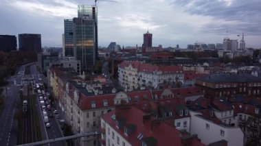 Ufuk çizgisi insansız hava aracı şehir mimarisi günbatımı. Poznan şehir merkezindeki hava manzarası trafik yüzünden karanlık sonbahar sabahı