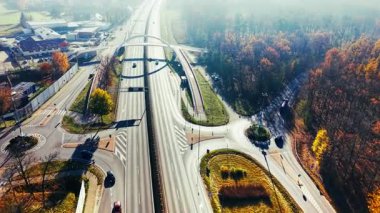 Poznan, Polonya, 15 Kasım 2025 Çevre yolu Orman Çevre Yolu sonbahar trafik insansız hava aracı Otoyol şeritleri, yaya köprüsü, dairesel kavşak, ağaçlık çevre, araçlar, sabah ışığı, mevsimlik renkler, ulaşım