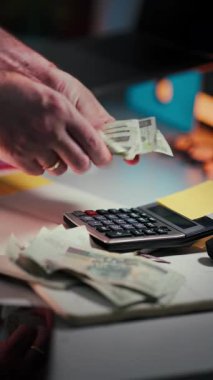 Eller Para Polonyalı Zloty Hesap Makinesi Bütçe Ofisi Finansmanı. Masadaki hesap makinesinin yanındaki Polonya banknotlarını, bütçe, masraflar ve finansal planlama kavramını erkek ellerine yakın çekim