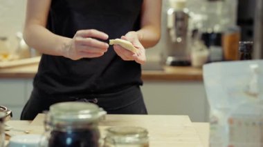 Pierogi geleneksel ev yapımı mutfağı şekillendiriyor. Mutfak hazırlıkları sırasında hamur köftesi oluşturan eller. Ahşap masa unu, yüzey aile geleneği. Kültür mirası yemek alışkanlığı.