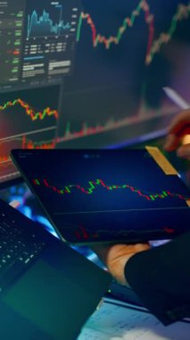 Kripto para ticareti analiz tableti şamdan tableti tabloları zincir ekranları engelliyor. Profesyonel elleri kapat dokunmatik ekran tableti tut fiyat eylem göstergeleri kırmızı yeşil mumlar hacim verisi