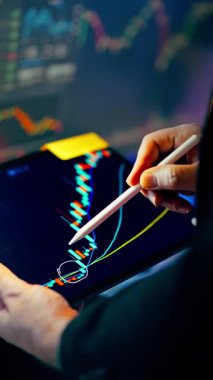 Kripto para birimi teknik analiz tableti grafik stili ticaret istasyonu. Profesyonel eller dijital kalem etkileşimli dokunmatik tablet tablet tablet tablosu tablosu kullanıyor hareket ortalaması ses sinyalleri çoklu ekran kurulum masaüstü monitörleri