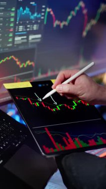 Kripto Para Birimi Teknik Analiz Tableti. Piyasayı engelleyen profesyonel el. Mum işaretleri kullanarak dijital arayüz finansal veri görselleştirmesi.