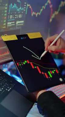 Kripto para piyasası teknik analiz bitcoin grafiğini reddediyor. Profesyonel tüccar, aşağıya doğru hamurumsu sinyaller çiziyor şamdan kırılıyor dokunmatik ekran tableti çoklu ekran ticaret masası şifrelemesi veri paylaşımı görselleştirmesi