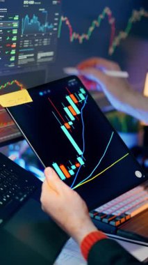 Kripto Finans Analisti Piyasa Akışı Veri Görselleştirmesi. Dokunmatik ekran stili sunan profesyonel işyeri sahnesi fiyat hareketleri göstergeleri göstergelerini gösteren değerlendirme karar verme risk değerlendirmesini öngören paneller