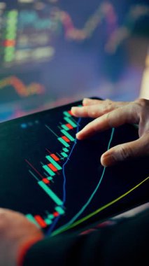 Şifreleme Veri Analiz Arayüzü 'nü engelle. Gelişmiş fintech sahnesi sunar: İşadamı eli dokunmatik ekranı etkileyen tablet şamdan çizelgeleri göstergeleri fiyat engelleme analitik değişim dijital finansmanı