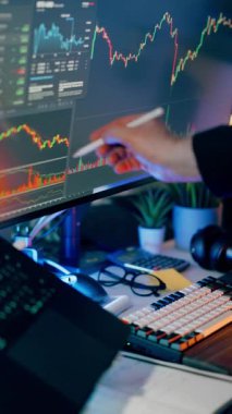 Şifreli Para Birimi Teknik Analiz Tableti Ticaret Çizelgesi. Muşamba görselleştirme göstergelerini sunan stil etkileşimi dokunmatik ekran cihazını gösteren profesyonel fintech sahnesi uçuculuk sinyallerini stratejik dijital değer değerleri olarak belirler