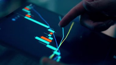 Şifreleme Veri Analiz Arayüzü 'nü engelle. Gelişmiş fintech sahnesi sunar: İşadamı eli dokunmatik ekranı etkileyen tablet şamdan çizelgeleri göstergeleri fiyat engelleme analitik değişim dijital etkinliği