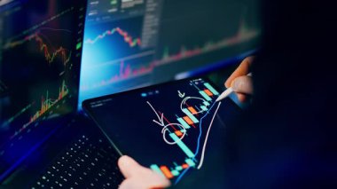 Şifreli para birimi Teknik Analiz Dijital Tablet Engelleme Zinciri. Finans teknolojisi çalışma alanı profesyonel analistin stilus dokunmatik ekran işaretleme grafikleri kullandığını gösteriyor trend çizgileri fiyat eylem sinyalleri strateji değerlendirmesi eğitim piyasası