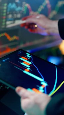 Kripto para birimi Candlestick Tablet Piyasa Analizi. Modern finans teknolojisi sahnesi, işlemcilerin dijital tablet ve teknik göstergeler kullandığını gösteriyor. Fiyat eylem çizgileri ticaret ekranlarını bulanıklaştırıyor. Yatırım analizleri bulanıklaştırıyor.