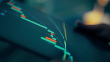 Bitcoin fiyatı Kripto sent tablet dokunuşu. Dijital ticaret arayüzü mikro değer fiyat hareketi analizini, şamdanı görselleştirme fintech teknoloji yatırım davranışı spekülatif ekonomik dalgalanma eğilimi sinyallerini gösteriyor