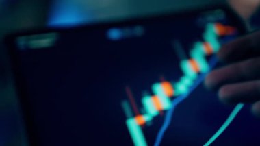 Kripto para piyasası çoklu ekran ticaret istasyonu piyasa analizi. Gerçek zamanlı grafikler gösteren profesyonel finans ortamı fiyat hareketleri görselleştirme teknolojisi odaklanmış iş akışı yatırım araştırma uçuculuğu izleme