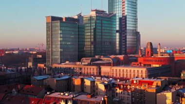 Poznan, Büyük Polonya Voyvoda, Polonya - 22 Ocak 2026: Şehir merkezi iş merkezi gökdelenleri gündoğumu editörü. Şehir silueti, sabahın erken saatlerinde modern gökdelenleri, sakin metropol atmosferini, finansal bölge manzarasını gösteriyor