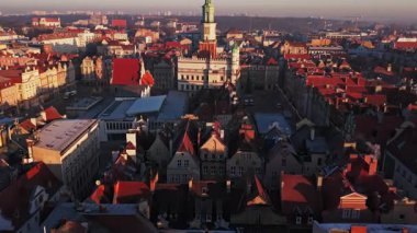 Tarihi pazar karesi şehir manzarası hava aracı. Rönesans şehir merkezi saat kulesi ortaçağ çatıları sinematik doli zoom vertigo etkisi Avrupa Avrupa turizmi Polonya Büyük Polonya