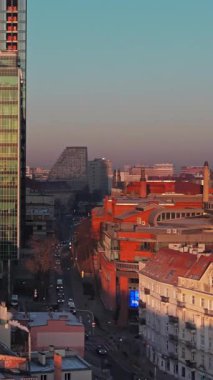 Polonya Wielkopolskie Avrupa 6 Şubat 2026 Pozna şehir merkezi gündoğumu iş ufuk çizgisi editör videosu. Finans bölgesi perspektifi kurumsal mimari yatırım merkezi ekonomik büyüme stratejik konum modern ofisler sermaye geliştirme