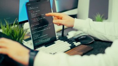 Yazılım kodu inceleme ofis çalışma alanı teknolojisi. Geliştirici parmak gösterme tableti kaynak kodu, masaüstü monitör programlama arayüzü, modern şirket ortamı, bilişim analiz süreci