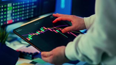 Kripto para piyasası analiz tableti. Dokunmatik ekranda trend çizgileri olan dijital şamdan grafiği, uçucu şifreleme veri görselleştirmesi, engelleme zinciri varlık izleme, fintech ticaret stratejisi