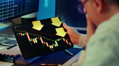 Tablet taşıyıcı şamdan şeması aşağı doğru ok piyasası çöküyor. Yatırımcı holdingi hisse senedi alım satım arayüzü kırmızı trend çizgisi düşüş fiyatları dalgalanma risk düşüşü durgunluk kriz kriz analizi ev ofisi