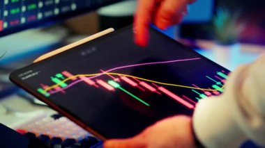Kripto para piyasası çökme analizi tablet ticareti çalışma alanı. Kapanış yatırımcısı elinde kırmızı şamdan grafiği olan el bilgisayarı aşağı doğru eğilimli taşıyıcı hareket dalgalanma baskısı