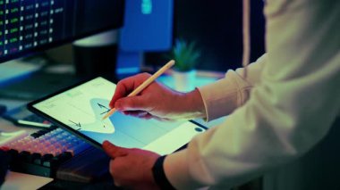 İş analitik büyüme stratejisi tableti. Profesyonel el yukarı doğru eğilim grafiği dokunmatik ekran cihazı finansal planlama performans iyileştirme kavramını öngörüyor