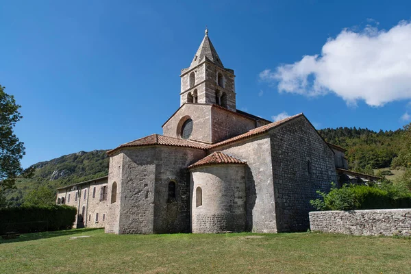 法国阿尔卑斯山的一座修道院的建筑 — 图库照片