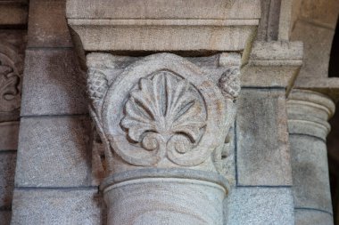 Fransa 'da bir kilisede eski bir kolon başkenti