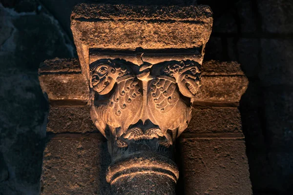 Oude Zuil Hoofdstad Een Kerk Frankrijk Stad Puy Velay — Stockfoto