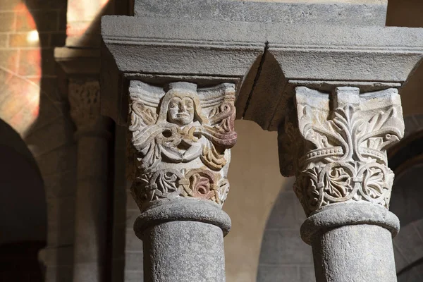 Oude Zuil Hoofdstad Een Kerk Frankrijk Stad Puy Velay — Stockfoto