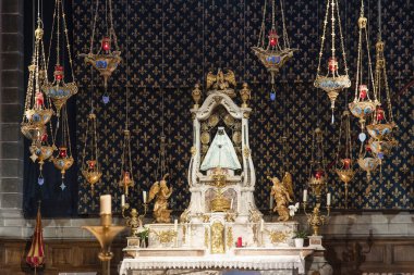 Fransa 'nın Auvergne kentindeki Le Puy en Velay kasabasındaki kilise.