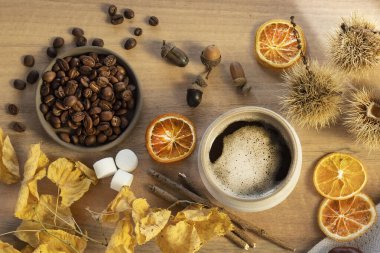 Evdeki sessizlikte düşüşü ve okumayı gösteren bir fincan kahve.