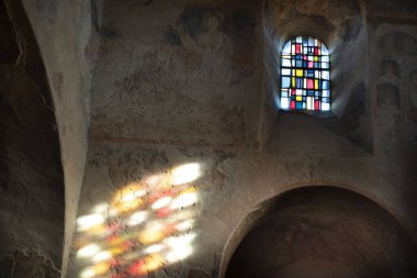 Arka planında vitray olan eski bir kilisenin ayrıntıları.
