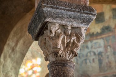 Le Puy en Velay kasabasındaki eski bir kilisede sütun.