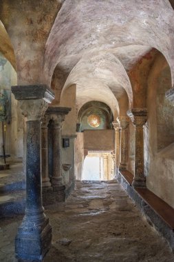 Le Puy en Velay kasabasındaki eski bir kilisede sütun.