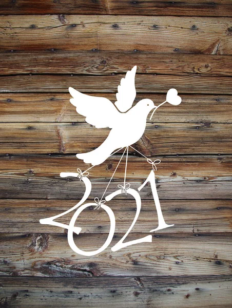 Eine Weiße Taube Trägt Auf Einem Holzgrund Die Zahl 2021 — Stockfoto