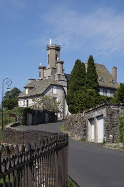 Fransa 'nın Cantal bölgesindeki Salers kasabasında tipik Auvergne ev mimarisi