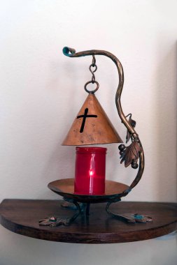 Katolik kilisesinde kırmızı lamba. 